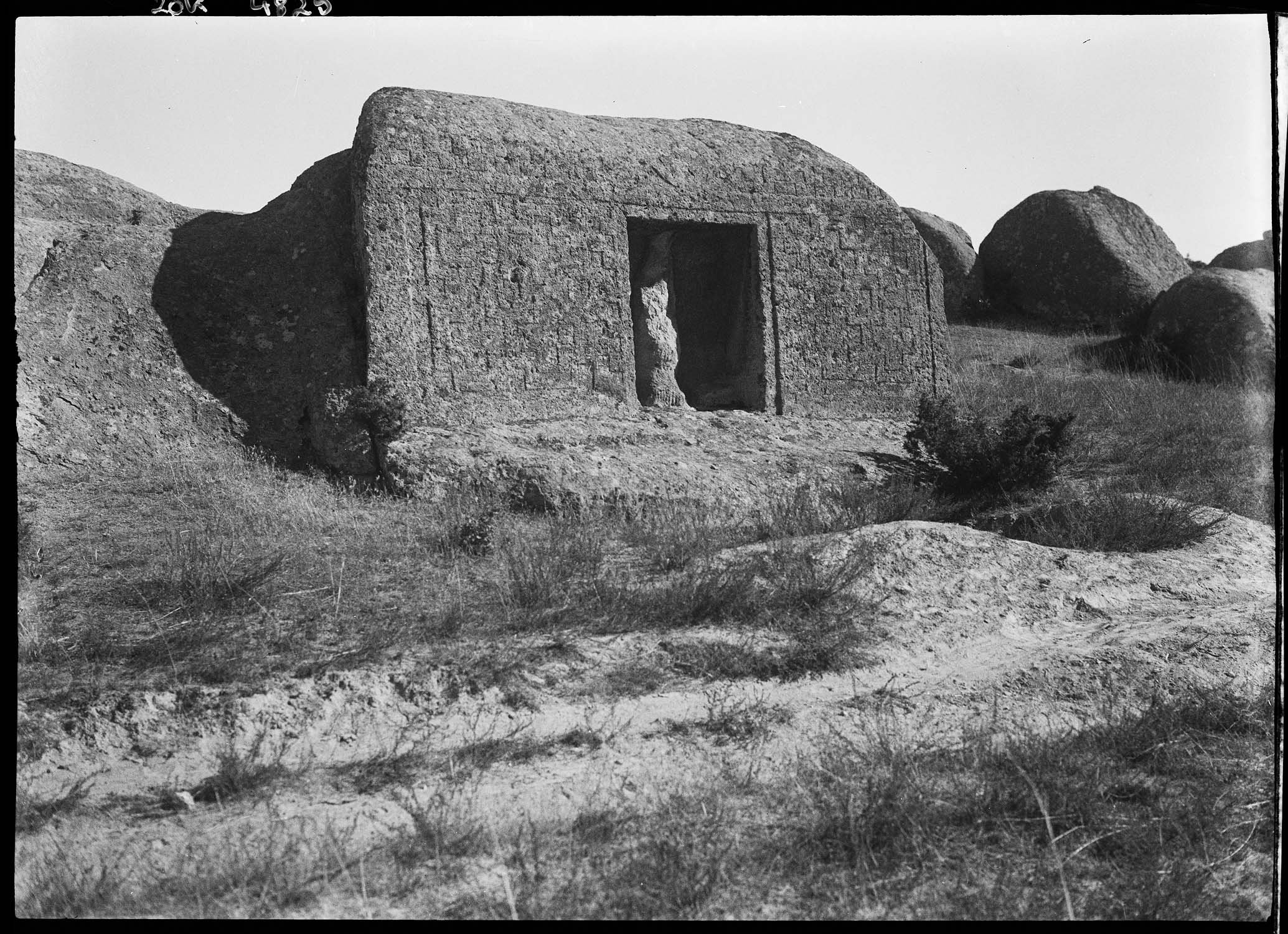 Vue d'ensemble du monument (voir "Phrygie. Exploration archéologique…", tome IV : "La Cité de Midas. Architecture", par A. Gabriel, Paris, E. de Boccard, 1965, pl. 47)